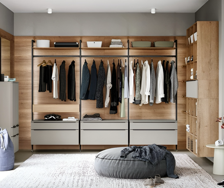 Dressing ouvert, fermé, avec portes coulissantes ou battantes ? Découvrez les avantages de chaque solution pour choisir le dressing sur mesure adapté à votre intérieur.